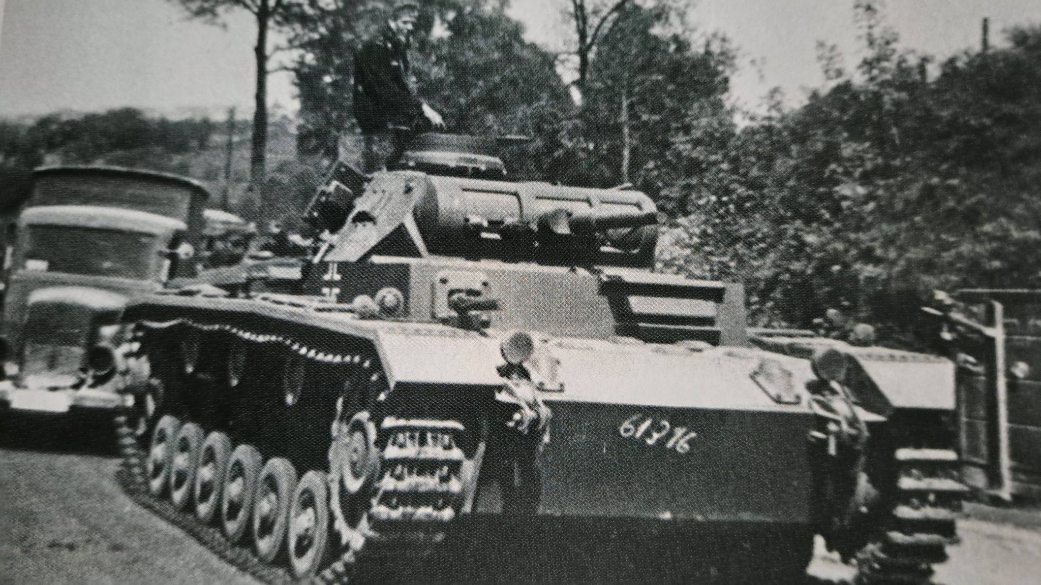 Pz.Kpfw. III Ausf.F 3.7cm (Fgst.Nr.61316) {001}{a}.jpg
